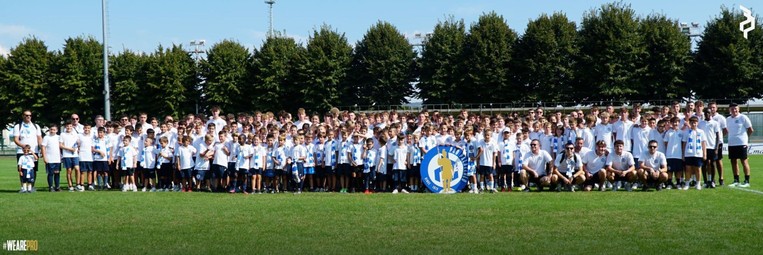 Foto di gruppo di tutte le squadre del settore giovanile a bordo campo